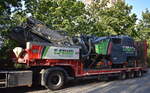 Fräsdienst-Service E. Feind GmbH mit ihrer Wirtgen W 120 FI Asphaltfräse auf einem Tieflader Auflieger am 28.07.25 Berlin Marzahn.
