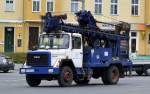 Ein richtig schöner klassischer IVECO-Hauber mit Bohrturmaufsatz am 10.04.14 Berlin-Pankow gesichtet.