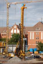 Schon enorm die H�he des Teleskopm�klers des Bohrsystems BAUER BH 40 H auf der LIEBHERR 954 Tr�germaschine der Fa.