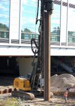 Das Ramm- und Bohrger�t LIEBHERR LRB 125 rammt einen gewaltigen Stahlfeiler in den Boden, 01.10.13 Gro�baustell Berlin-Ostkreuz.