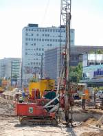 Ein Teleskopm�kler mit Drehbohrsystem auf einerm ZEPPELIN Tragermaschine? der Fa.