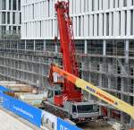 Ein FAUN Fahrzeugkran gegenüber dem Berliner Hbf. beim fast fertiggestellten Neubau, 28.03.15 Berlin-Mitte.