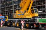 LIEBHERR LTM F�nfachs Fahrzeugkran von MOBI-HUB mit hochgestellter Fahrzeugkabine beim Kranabbau an einer Baustelle, 27.06.12 Berlin-Pankow.