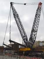 Ich denke mal das ist der in Fachkreisen bekannte wechselbare LIEBHERR LTM 1800/LG 1550 Fahrzeugkran von Thömen (HH-WT 60) der diese Wochenende als LG 1550 beim S-Bahn Brückenneieinsatz