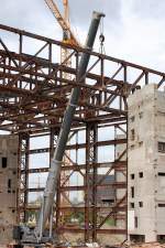 Einer der beiden Grohmann LIEBHER LTM 1500 Kr�ne tr�gt das obere Stahlskelett w�hrend der zweite eine Kanzel tr�gt wo einzelne Segmente herausgeschwei�t werden bei den Abri�arbeiten des Palast der