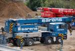 Auch die international bekannte Fa. sarens ist auf der Gro�baustelle Berlin Ostkreuz am 03.10.09 vertreten, dieser Fahrzeugkran Hersteller + Typ? geh�rt zum Begleittro� des riesigen Raupenkrans vor Ort. 