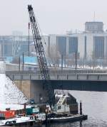 Dieser Raupenseilkran Typ? auf einem Schubleichter war am 21.02.09 im Humboldthafen direkt neben dem Berliner Hbf.