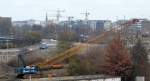 Hier ein gewaltiger Seilbagger der Fa. sarens, Typ? auf der Großbaustelle Neubau S-Bahnlinie S21 in Berlin-Wedding am 07.12.14 