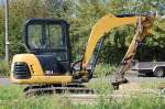 CAT 302.5 Minibagger von der Gegenseite abgelichtet, 22.08.11 Berlin-Pankow.