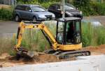 Ein CAT 304D CR Minikompaktbagger bei Erdarbeiten, 12.07.12 Berlin-Pankow.