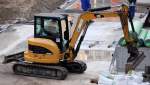 Ein CAT 305.5D CR Mini-Kompaktbagger der Fa.