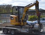 Ein CAT 302.7D Minibagger auf Hänger am 20.04.16 Berlin-Marzahn.