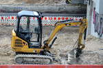Ein CAT 302.4D Minibagger im Einsatz bei den bauarbeiten am S-Bhf. Berlin-Schöneweide, 23.09.17