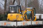 Zwei JCB Minibagger auf einer H�ngerladefl�che der Leasingfirma BODE, 04.02.11 Berlin-Pankow.