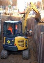 Immer wieder erstaunlich, die Einsatzm�glichkeiten der Mini-Kompaktbagger, hier ein KOMATSU PC50MR beim Ausschachten eines neuen Fahrstuhlzuganggs an einem bestehenden Bahnsteig der Berlin S-Bahn am