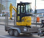 Ein neuer KOMATSU PC 16R HS Minibagger auf Hänger am 09.11.16 Berlin Marzahn.