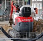 Microbagger neuson 803 im Einsatz auf dem Bahnnsteig S-Bhf.