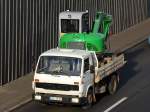 �lterer MAN Transporter mit einem Mini-Kompaktbagger WACKER NEUSON 50Z3 beladen, wirkt schon fast etwas gro� f�r den kleinen Transporter, 18.01.12 Berliner Stadtautobahn H�he Knobelsdorffstr. 