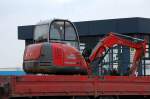 neuson 3503 Minibagger auf H�nger beim Transport, 08.04.13 Berlin-Beusselbr�cke.