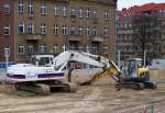 Interessanter Gr��envergleich, ein gro�er Volvo EC290B der Baufirma EUROVIA abgestellt zusammen mit einem Minibagger neuson Typ 50Z3 Leasingbagger am 28.03.09 Neubau S-Bhf.