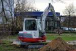 Minibagger TAKEUCHI TB235 (Mietbaumschine) am 01.12.15 am S-Bhf. Berlin Landsberger Allee.