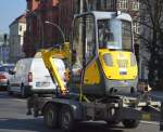 Der realtiv neue Minbagger, ein WACKER NEUSON ET18 auf einem Hänger am 10.03.14 Berlin-Pankow.