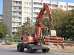 Ein ATLAS 1104 Mobilbagger beim R�hrentransport bei Tiefbauarbeiten in Berlin-Pankow am 23.09.11