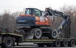 Ein ATLAS 140W Mobilbagger (Mietbaumaschine) auf Ladebrücke am 13.12.16 Berlin-Marzahn.