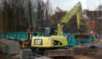 CAT M316D der Fa. TESCH am 17.12.13 Baustelle S-Bhf. Berlin-Schöneweide.