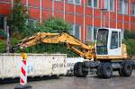 Recht selten zu sehen, ein kleiner LIEBHERR Mobilbagger Typ 308, am 27.09.11 Berlin Prenzl.Berg gesichtet.