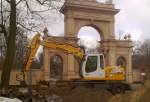 Ein LIEBHERR 314 Mobilbagger vor dem inzwischen zwar fertiggestellten Berliner Bügerparktor in Berlin-Pankow, durch das man aber immer noch nicht wieder laufen kann, 14.02.14 