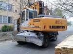 LIEBHERR 904 Mobilbagger am 04.04.14 Berlin-Pankow.