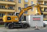 Auch die eigentlich gut maschinell ausgestattete Baufirma STRABAG hat auf Baustellen Mietbaumaschinen inzwischen im Einsatz, hier ein LIEBHERR 918 Mobilbagger am 25.08.14 Berlin-Pankow.