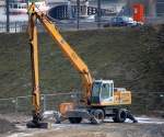 LIEBHERR 924 Litronic mit extra langem Ausleger (long Front), 14.02.09 Baustelle Berlin Humboldthafen gegen�ber Berlin-Hbf.