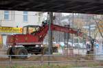 Ein O&K MH4 CS am 08.11.08 bei Tiefbauarbeiten unterhalb der U-Bahn Hochstrecke Sch�nhauser Allee.