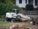 HKL-Mietbagger, ein TEREX TW85 Mobilbagger am 06.10.09 bei Bauarbeiten am S-Bhf.
