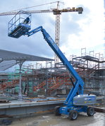 Mobile Arbeitsbühne (Mietbaumaschine)vom Hersteller Genie Typ? am 06.08.16 Gruoßbaustelle Berlinn Ostkreuz.