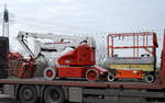 Mobile Teleskoparbeitsbühne vom Hersteller JLG und eine zweite Teleskoparbeitsbühne (Mietbaumaschinen) auf einer LKW-Ladefläche am 13.12.16 Berlin-Marzahn
