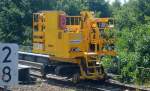 Interessante mobile Arbeitsbühne als Zweiwege-Vehikel mit Raupenuntersatz der Fa. Balfour Beatty im Einsatz auf den Schienen beim Neubau der Fernbahnstrecke zwischen Berlin-Lichtenberg und Grünauer Kreuz gesichtet in Höhe Berlin-Plänterwald am 20.07.15 aus dem S-Bahn Fenster.