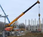 Der mobile Telekran von Sennebogen Typ? der Fa. dhib dechant im Einsatz am 16.02.16 Berlin-Hohenschönhausen (Neubau einer Wäscherei.