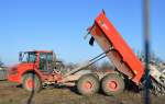 Knickgelenkter Dumper (Muldenkipper) von VOLVO Typ? der Fa.RWG I Baustoffrecycling  GmbH aus Berlin beim Bauschutt abkippen, 17.02.16 Berlin-Heinersdorf.