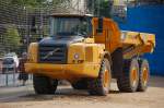 Gro�er VOLVO Knickgelenk-Dumper Typ A25E, 15.06.08 auf dem Vorplatz des Berliner Hbf.