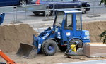 Ein kleiner ATLAS 32C Radlader einer Garten-u.landschaftsbaufirma in Berlin Grünau am 11.08.16