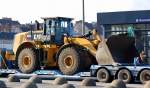 Ein dicker CAT 966K Radlader auf einer Ladebr�cke am 25.02.14 Berlin-Beusselbr�cke.