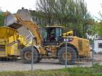 Ein gro�er CAT 966H Radlader am 29.04.08 Berlin-Wei�ensee.