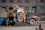 Hier in Aktion, ein gro�er HITACHI ZW310 auf dem Gel�nde des Asphaltrecyclingwerks des Berliner Westhafen am 20.03.09