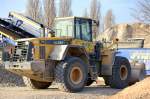 Der schon recht gro�e KOMATSU WA380 Radlader (Leasingbaumaschine), ein formm��ig klassischer Radlader, 22.11.11 N�he S-Bhf.