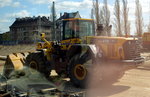Leider nur eine Belegaufnahme aus dem S-Bahnfenster des größten KOMATSU Radladers im Moment in der Stadt, ein KOMATSU WA470 ES I/1 der Fa. ES am 20.04.16 Großbaustelle Berlin-Ostkreuz.