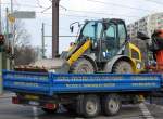 Ein kramer ALLRAD 750? Radlader einer Baufirma beim Transport auf einem Hänger am 07.03.16 Berlin-Marzahn.