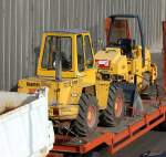 Ein �lterer KramerAllrad Radlader Typ 512 SE + Tandemwalze auf Tiefladeh�nger beim Transport am 11.09.09 Autobahnabschnitt Berlin H�he Kaiserdamm.